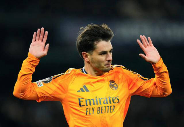 皇马面临巴萨，右边锋选择成焦点 阿隆索纠结中